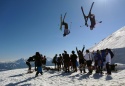 Die Freeski Crew in aller Welt unterwegs, aber in Innsbruck zu Hause. Szenenfoto zum Film „Tribute“  Foto: © Freeski-Crew.c