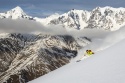 Der Innsbrucker Johannes Hoffmann, Darsteller und Filmemacher von „Georgia“, im unberührten Tiefschnee des Kaukasus  Foto: 